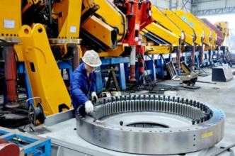 裝備制造業(yè)應精準發(fā)力補短板 搶占制高點